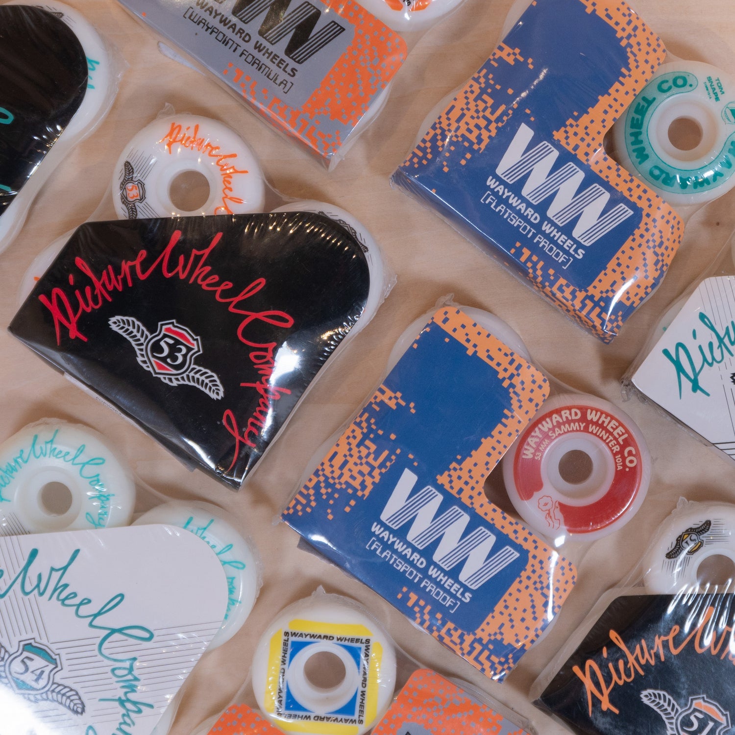 Stort utbud av skateboardhjul för alla åkstilar hos Patches & Pins - hitta rätt hjul för din skateboard.
