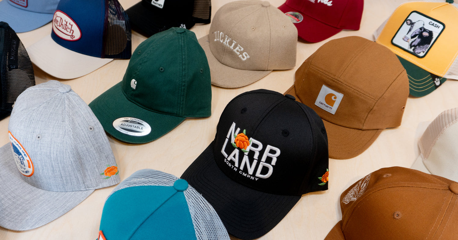 Stort utbud av kepsar från ledande varumärken hos Patches & Pins - streetwear för alla stilar.
