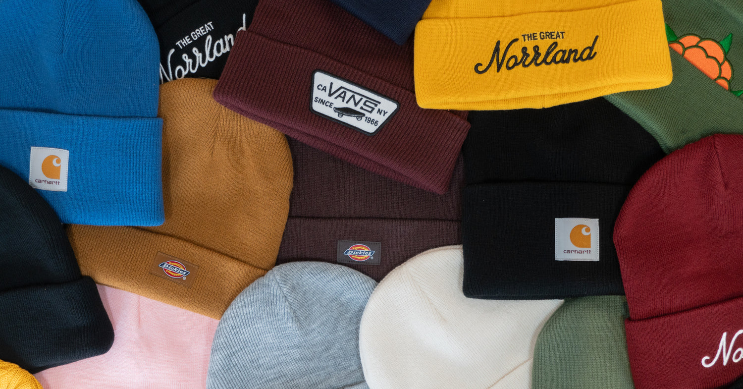 Mössor från kända varumärken hos Patches & Pins - hitta din nya favoritmössa för streetwear-stil.
