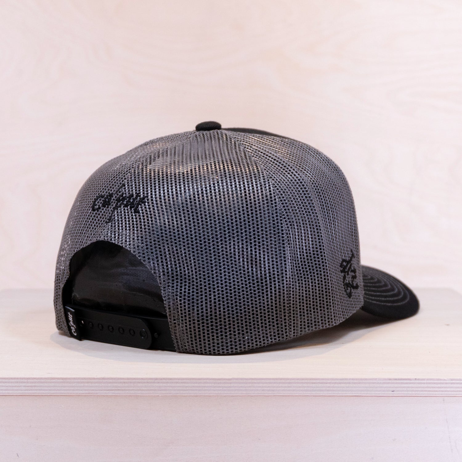 Ca´put Script Logo Trucker Cap Black / Charcoal