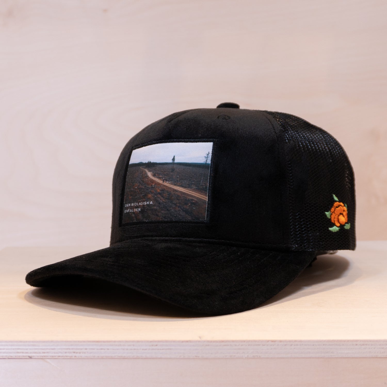 Lucka 10 Sqrtn Enfalden Velvet Cap Black