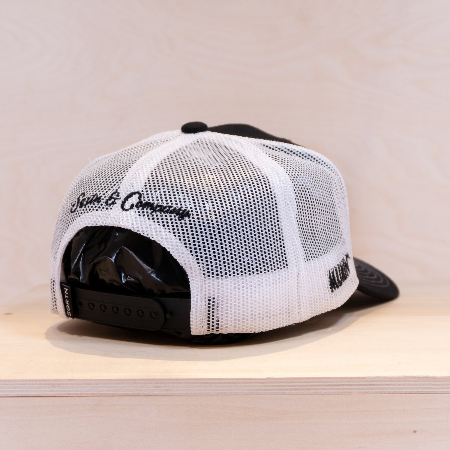 Lucka 6 Sqrtn Mumin Circle Trucker Cap Black