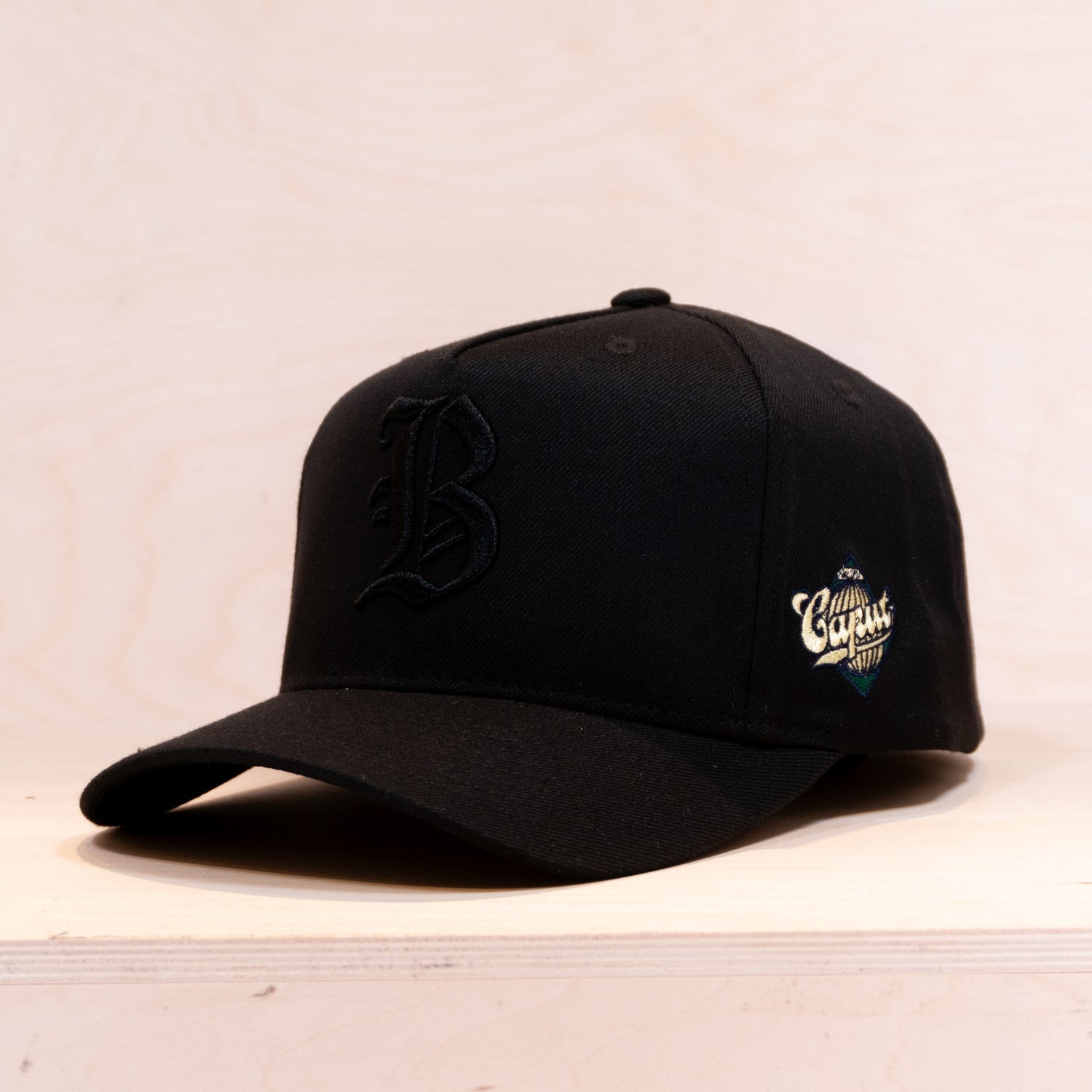 Ca´put Letter B Cap All Black
