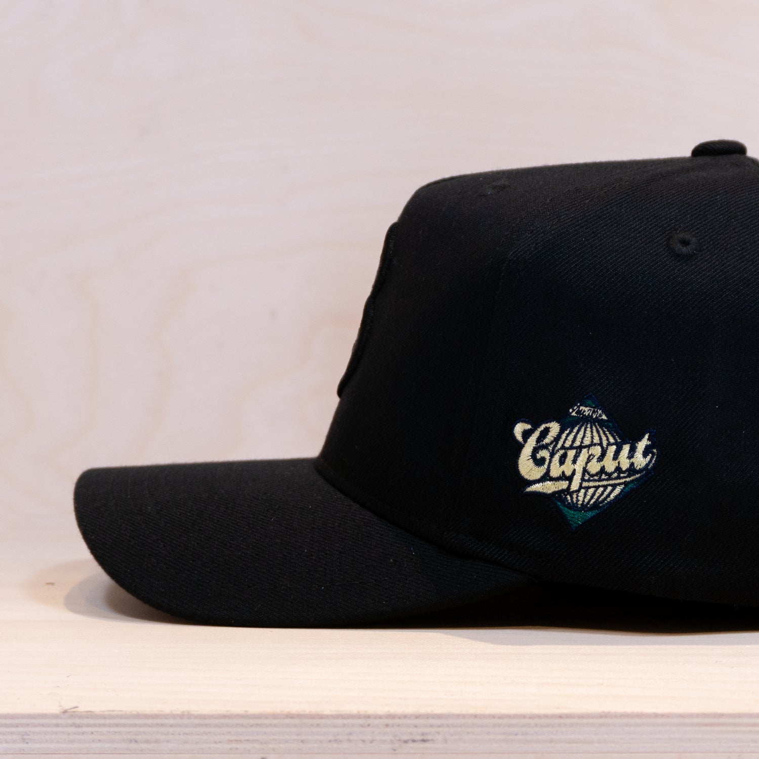 Ca´put Letter B Cap All Black