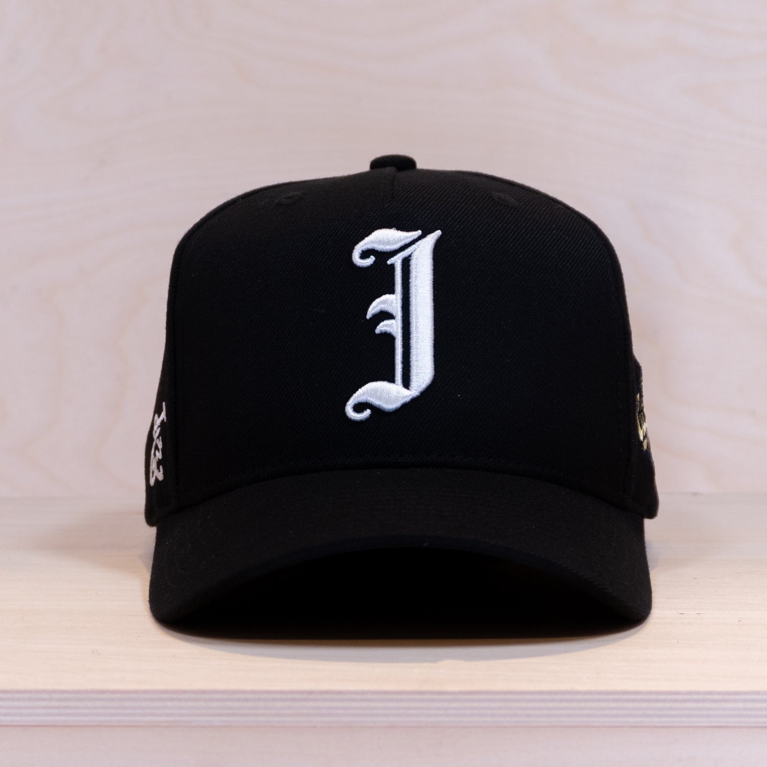 Ca´put Letter J Cap Black