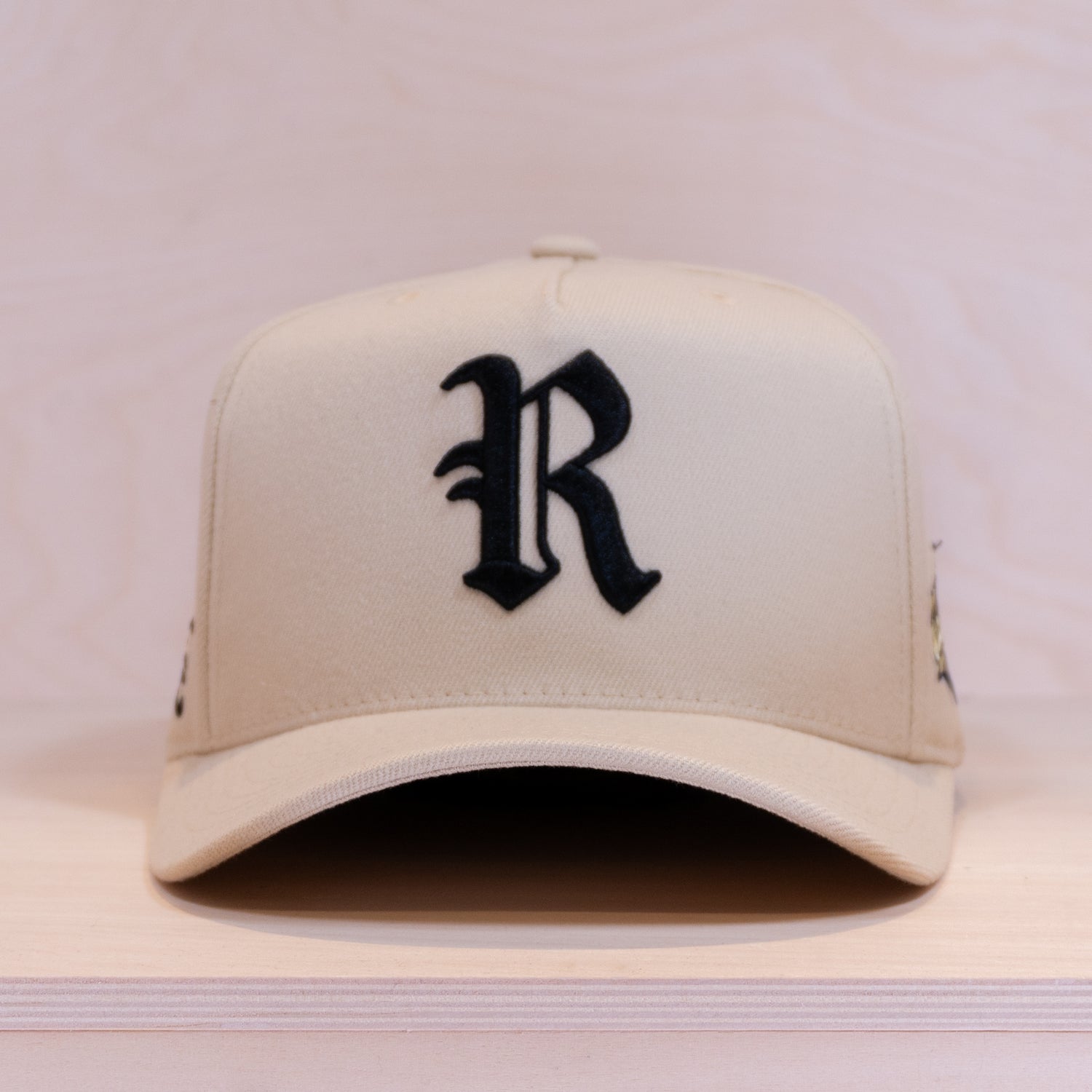 Ca´put Letter R Cap Sand