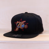 Mitchell & Ness Team Ground 2.0 Fitted Cap P76ers Fitted Cap Black