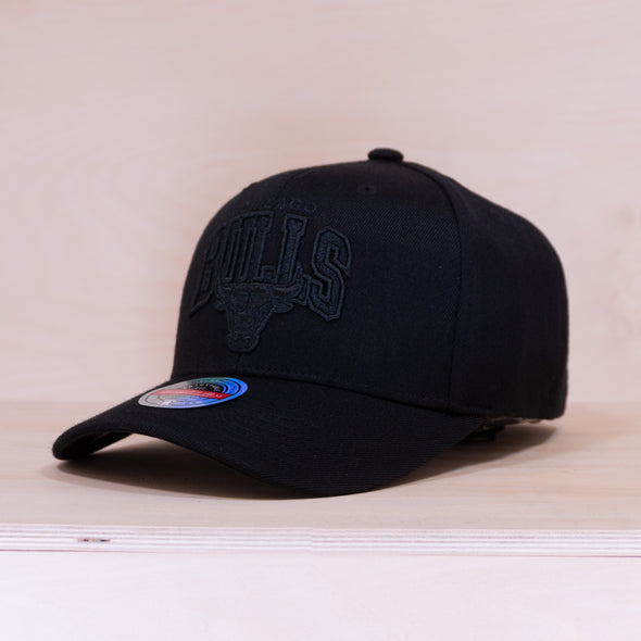 Mitchell & Ness Black Out Arch Snapback Chicago Bulls Black