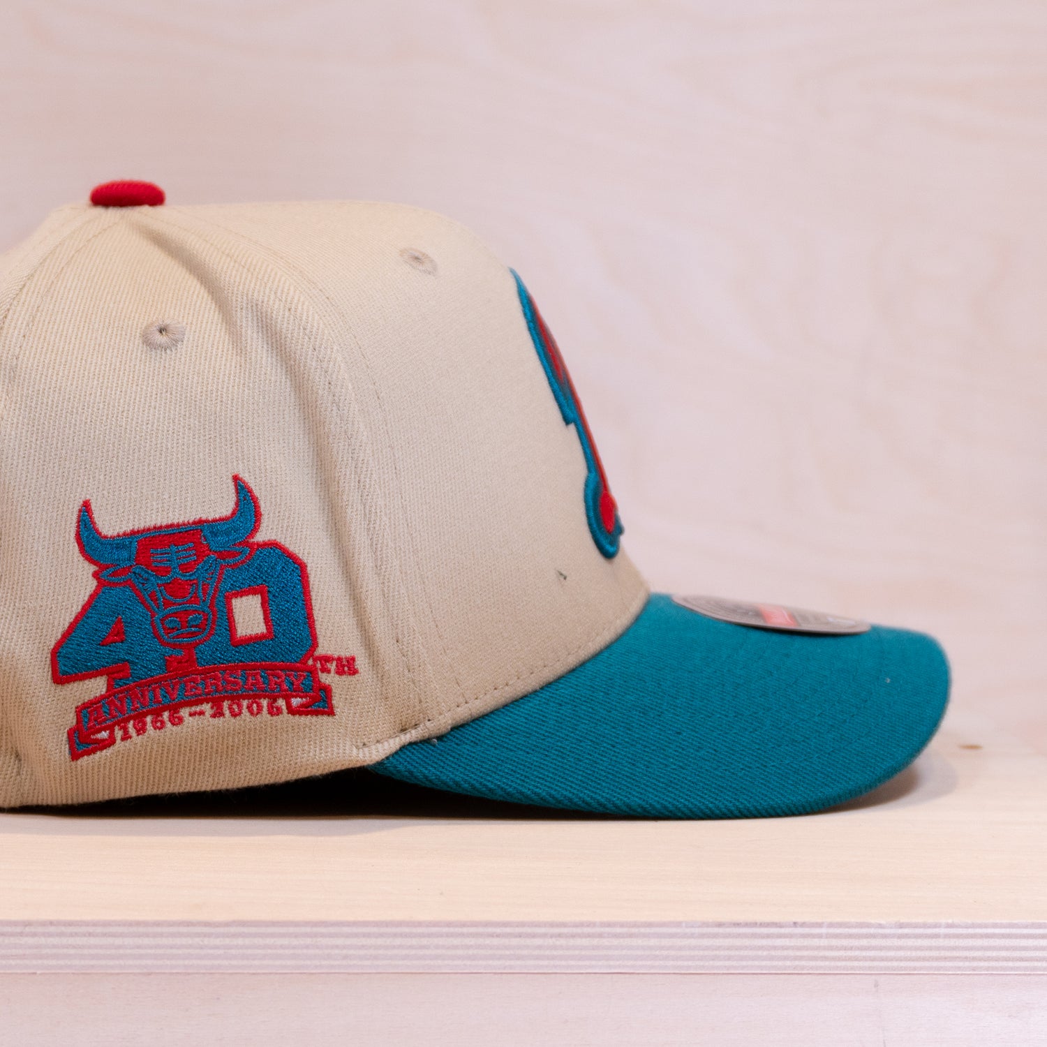 Mitchell & Ness Chicago Bulls First Letter Classic Red Cap Sand/Green