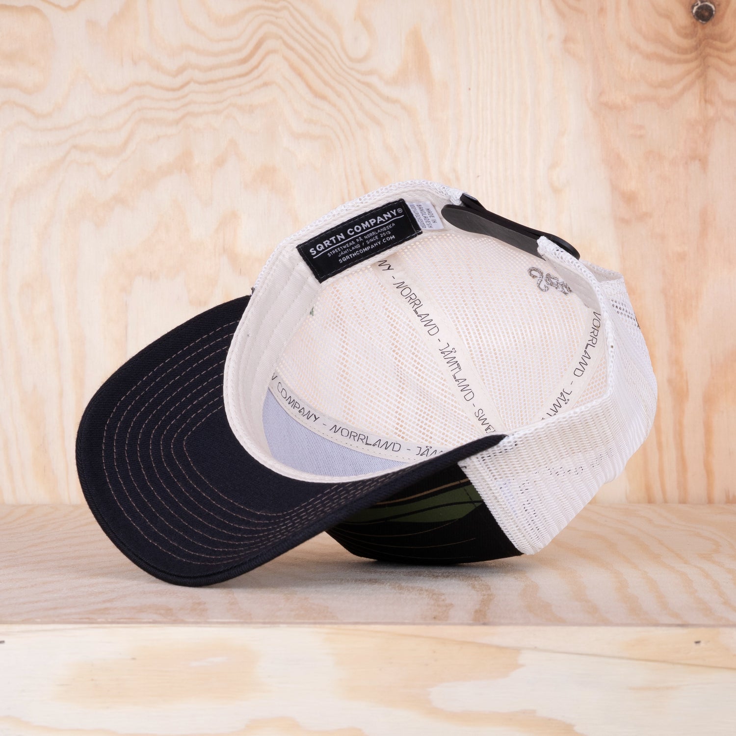 Sqrtn Mountain Line Low Trucker Cap Black