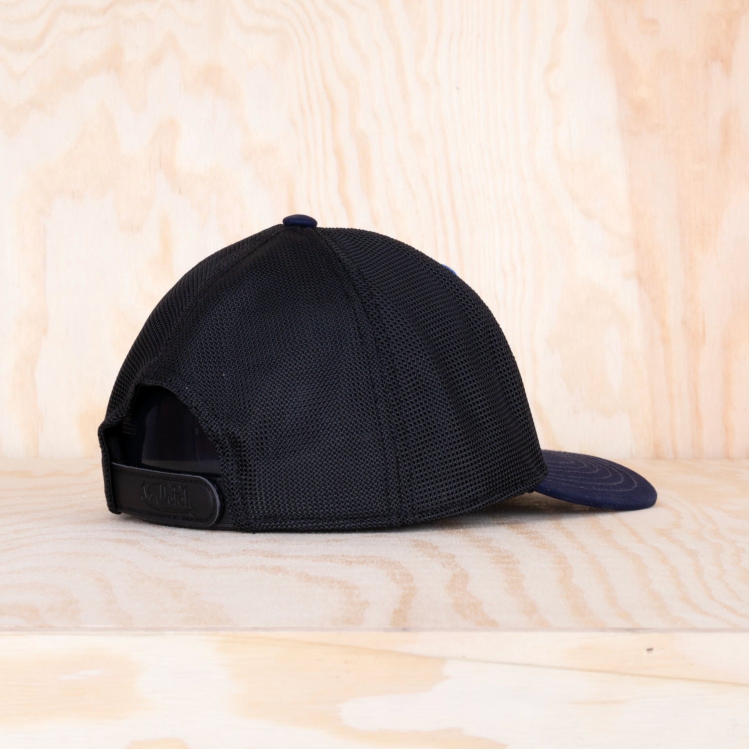 Von Dutch Semi Curved Trucker Cap Black/Blue